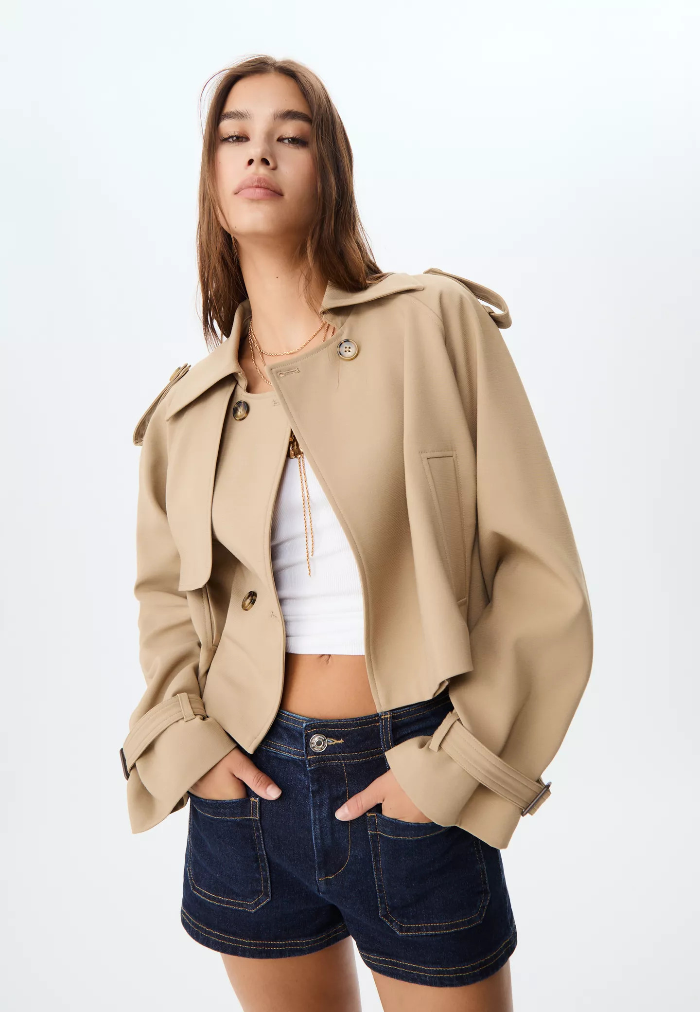 Fließender, kurzer Trenchcoat für besondere Anlässe - Mode für Damen | Stradivarius Deutschla... | Stradivarius DE