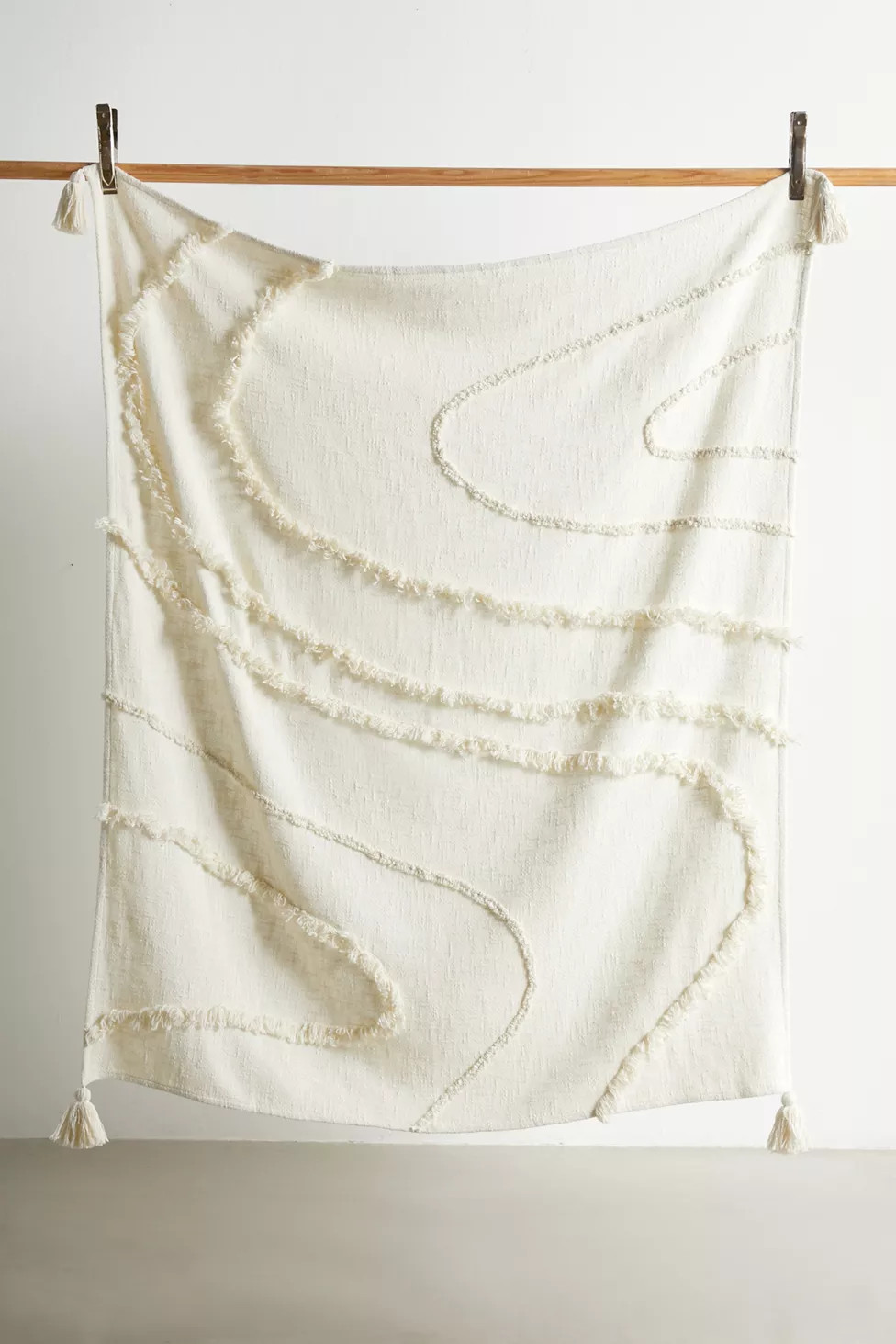 Baxter Tufted Swirl Throw Blanket | Urban Outfitters (US and RoW)