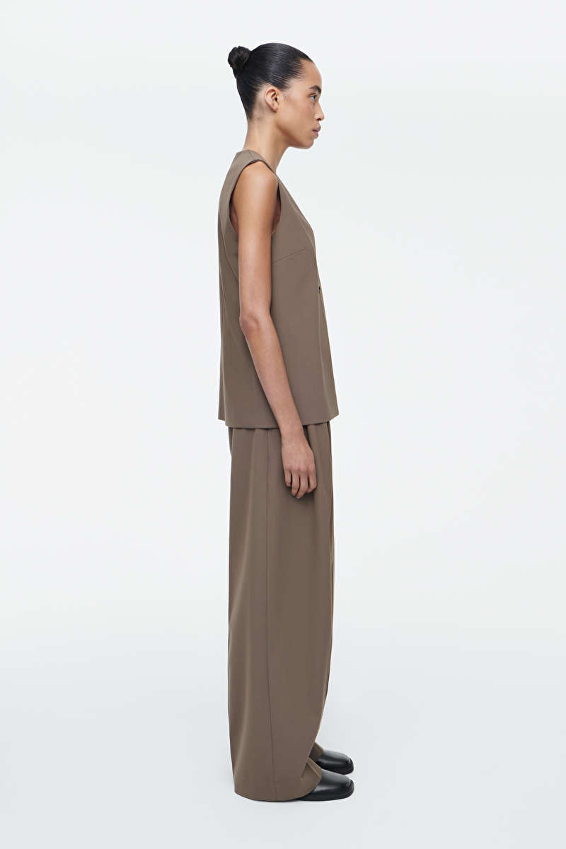 PANTALON DE TAILLEUR LARGE EN SERGÉ - TAUPE - Trousers - COS | COS (EU)