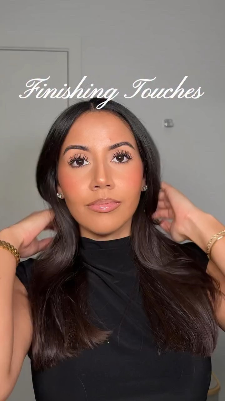 finishing touches ✨
@amika top gloss spray
@maybelline on it liner
@lawless skinny dip gloss
@phlur golden hour 

#grwm #finishingtouches #explorepage✨