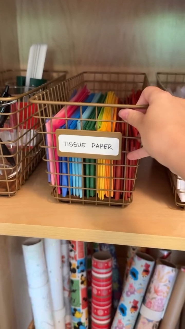 This wrapping station makes us want to be holiday season all year long 🎁✨
•
#neatmethodnaples #neatmethod #organizedliving #gifting #wrapping #homeelevated #luxuryorganizing