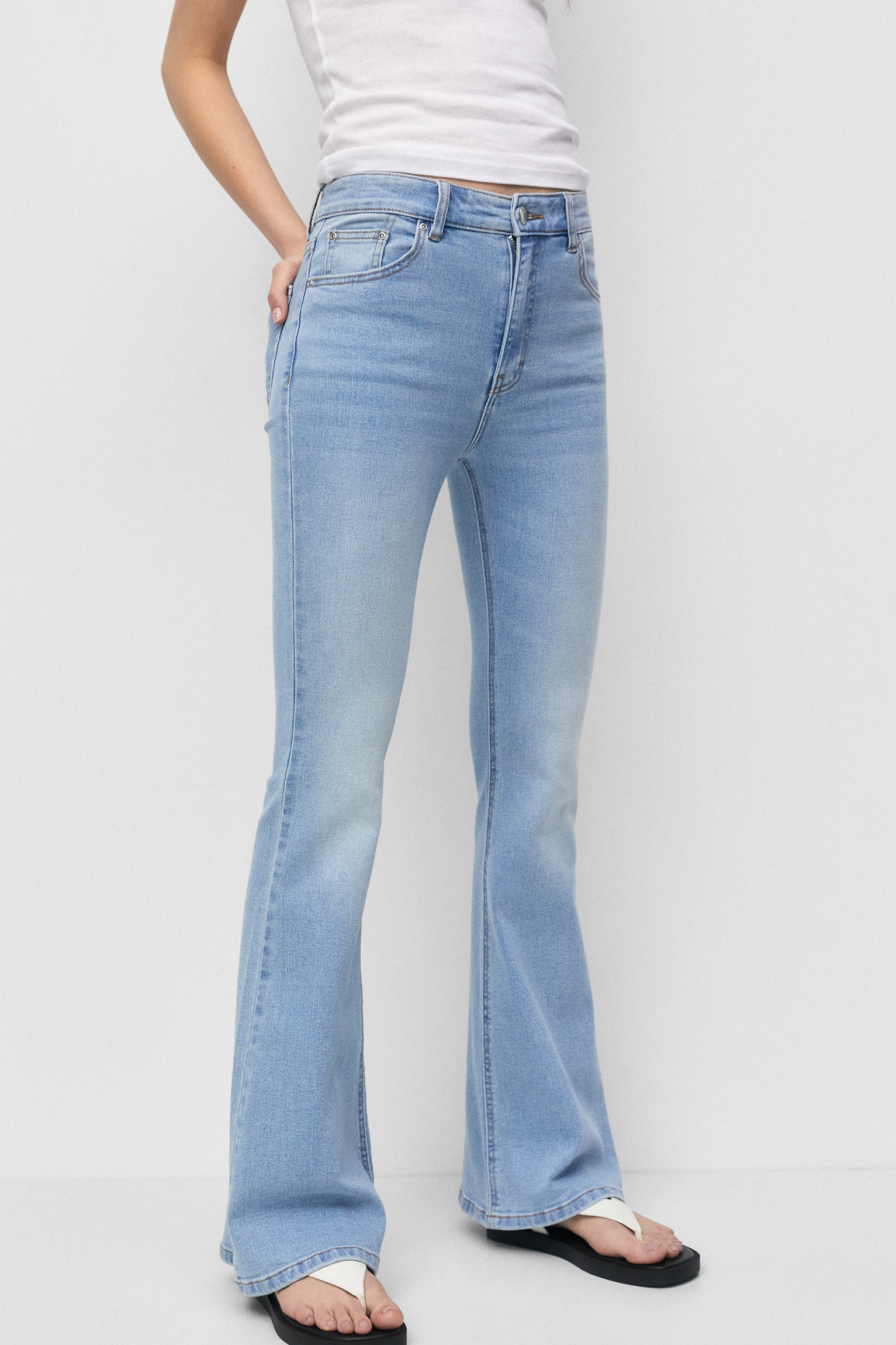 Flared high-waist jeans | PULL and BEAR UK