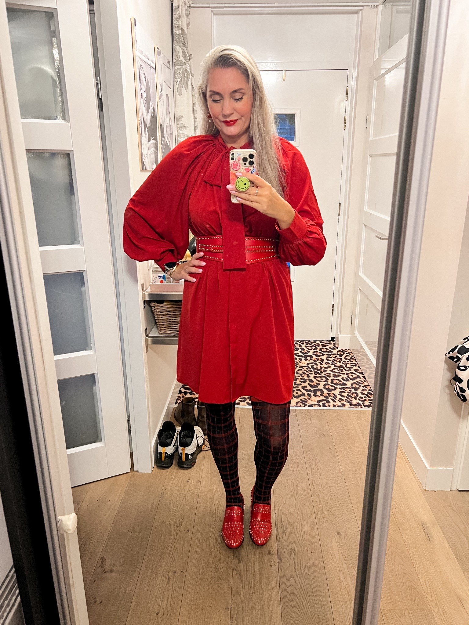 OOTD - Dinsdag. Rode jurk met strikdetail (maat 40, https://bonprix-nl.mtpc.se/5822819), rode tailleriem is van Tessa Koops, geruite panty van Snag Tights en de rode loafers zijn heel oud van Sacha. 



#LTKeurope #LTKstyletip #LTKwinter