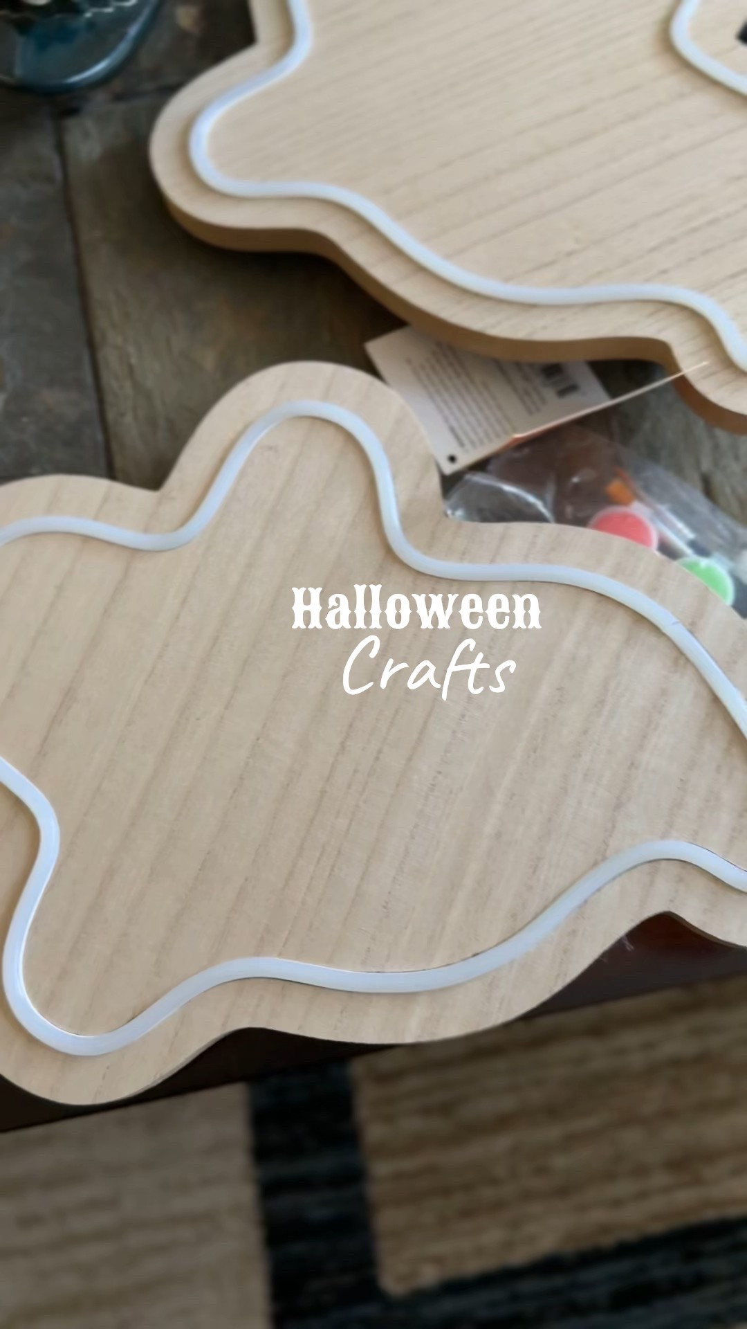 If you’re looking for a cute spooky craft for the kiddos, these are sooo cute!!! They also have pumpkin shapes and cute harvest trucks!! 

#crafts #halloween #ghosts #paint