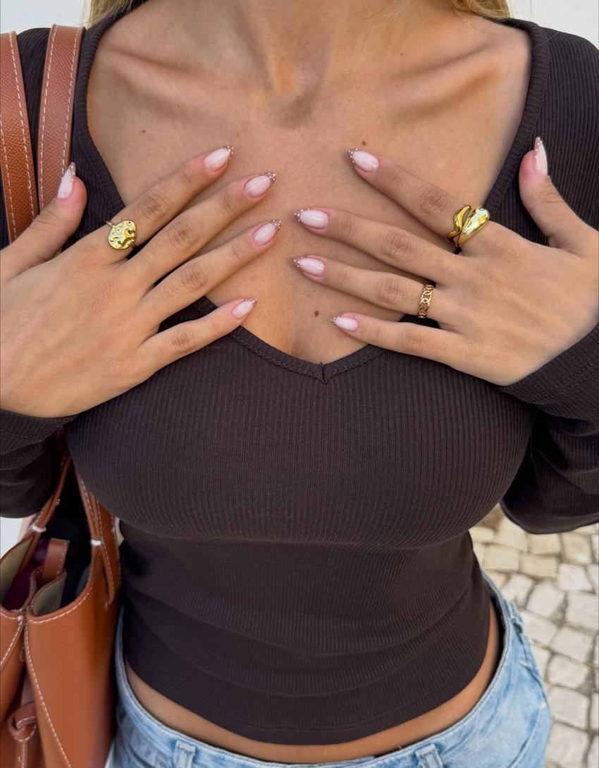 Langärmeliges Shirt mit V-Ausschnitt - Schuhe - Damen | Bershka DE
