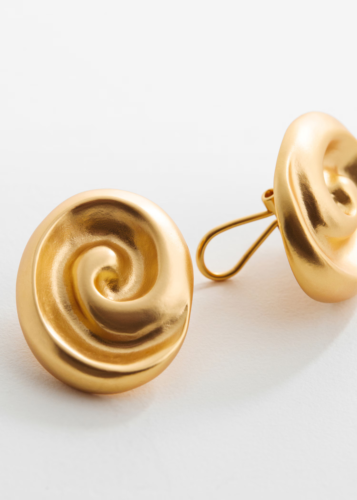 Round spiral earrings | MANGO (UK)