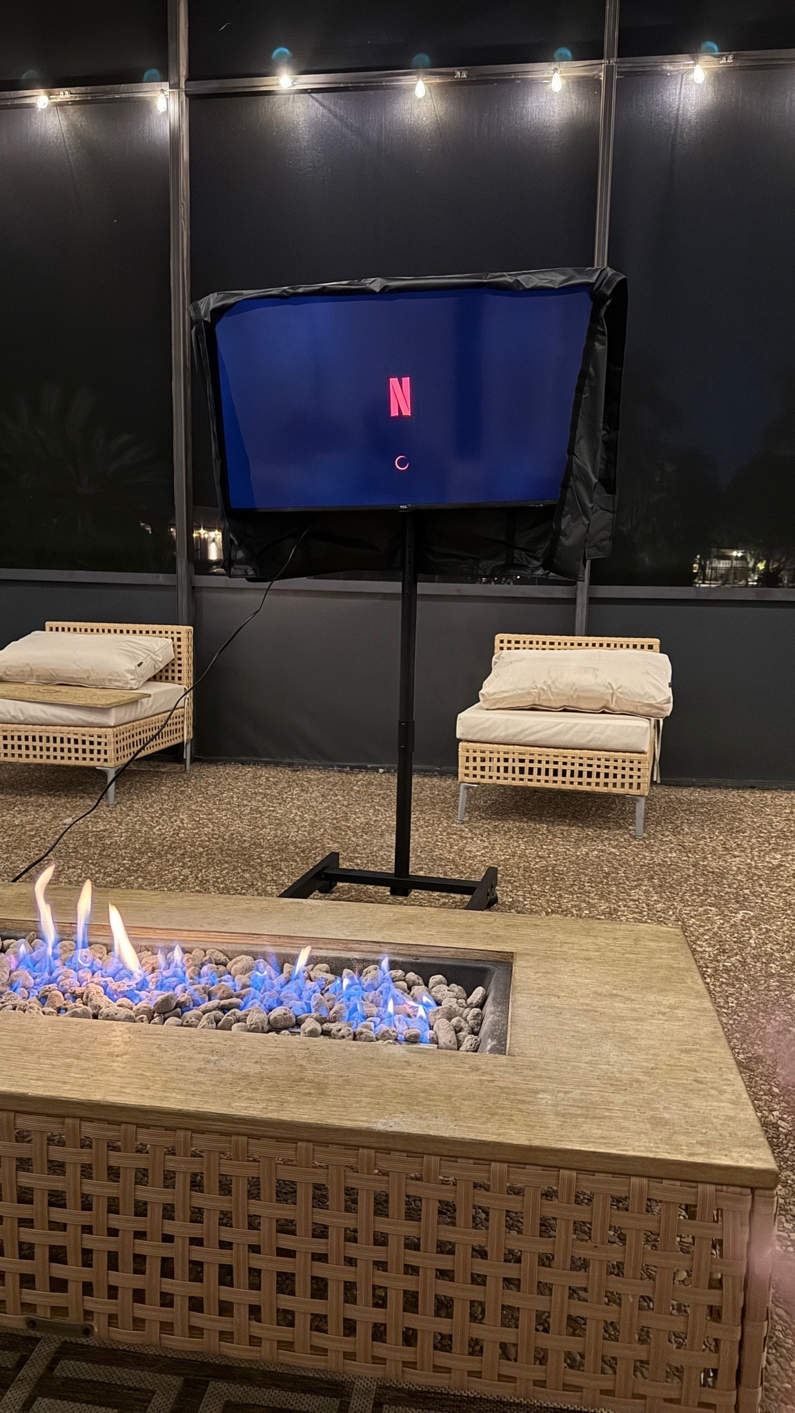 🍿 This outdoor setup is giving main-character movie night energy. A cozy fire table, comfy seating, and your favorite show under the stars? That’s a weekend well spent.

Si sueñas con convertir tu patio en el lugar favorito de la casa, estos detalles crean el ambiente perfecto para noches de películas, reuniones familiares o simplemente relajarte al aire libre ✨

Follow me on Instagram and YouTube
@kirasfashionfinds

#LTKHome #LTKSeasonal #LTKvlog