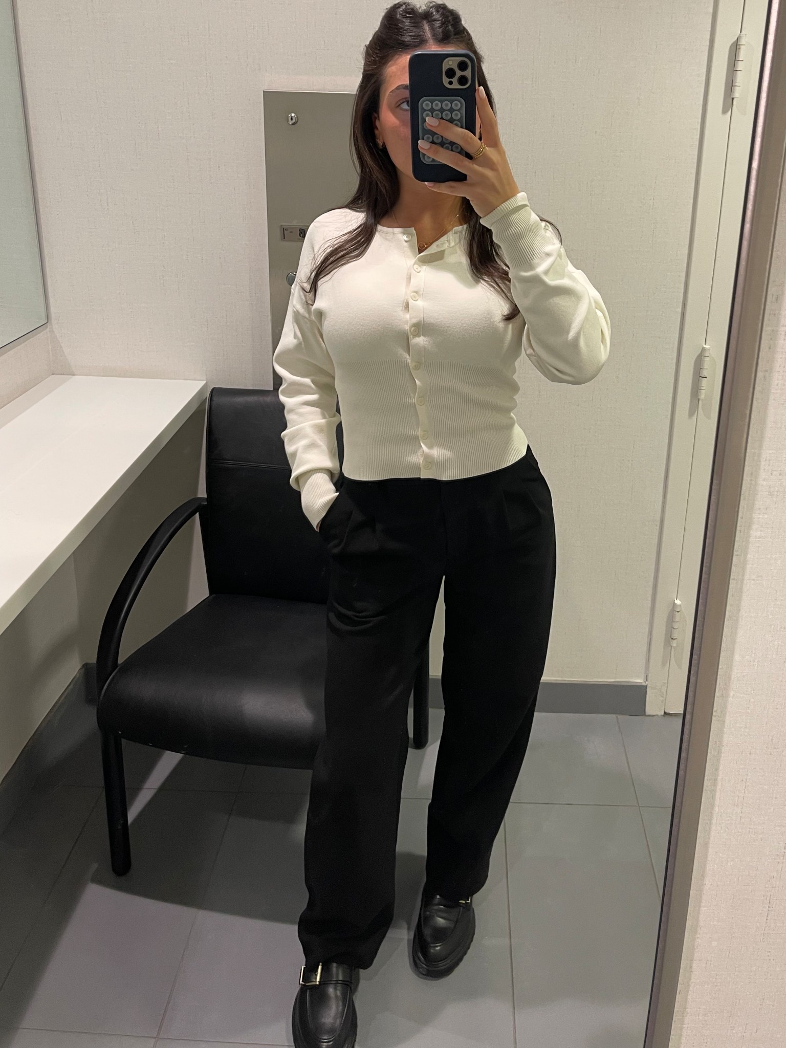 Corporate OOTD in my favorite staples 👩‍💼 #OOTD #Corporate #Aritzia 

Sweater - Aritzia
Trousers - Aritzia
Loafers - All Saints 