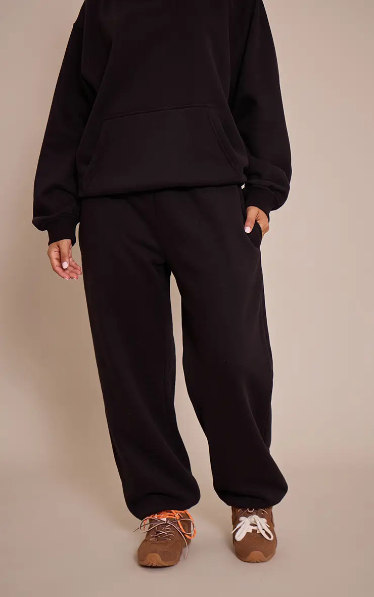 Petite Black Cuffed Sweatpants | PrettyLittleThing UK