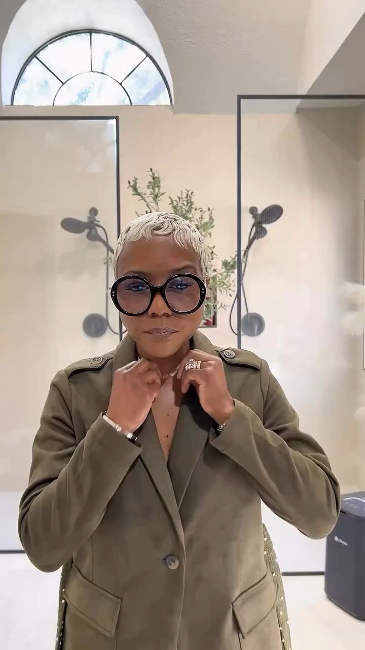 Hooded scarf
Striped pants
Pumps 