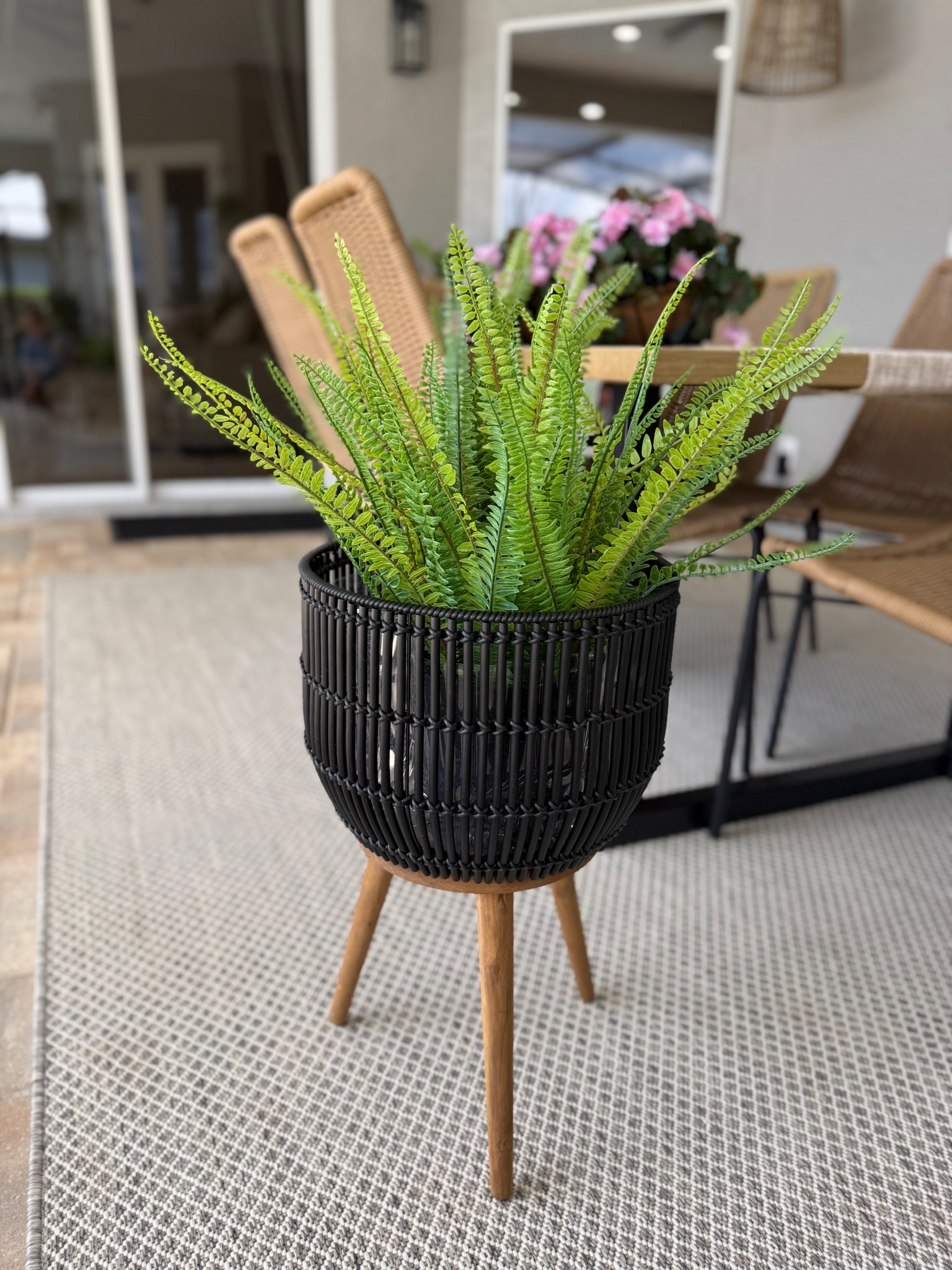 Walmart just keeps proving you don’t need to spend a fortune to get that designer look 🤎
This planter is one of those pieces that instantly elevates a space… and the price makes it even better.

#WalmartHome #WalmartFinds #NeutralDecor #HomeStyling #Parkerstyle

#LTKHome