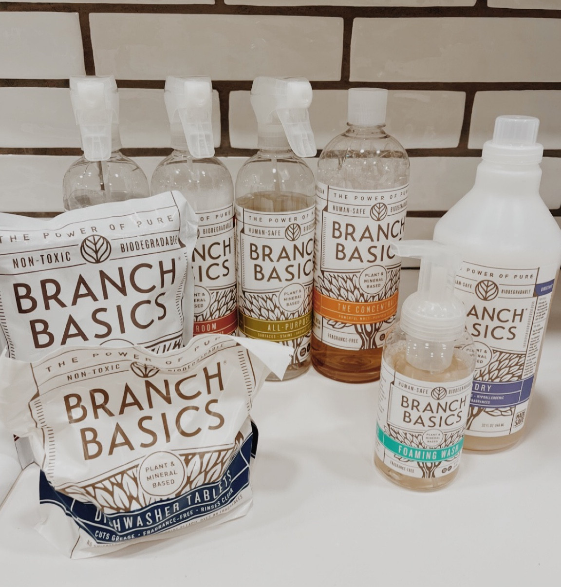 IN LOVE with my new Branch Basics starter kit. I am a sucker for non-toxic products that have clean ingredients!!! This kit comes with anything and everything you could possibly need when cleaning your house!!