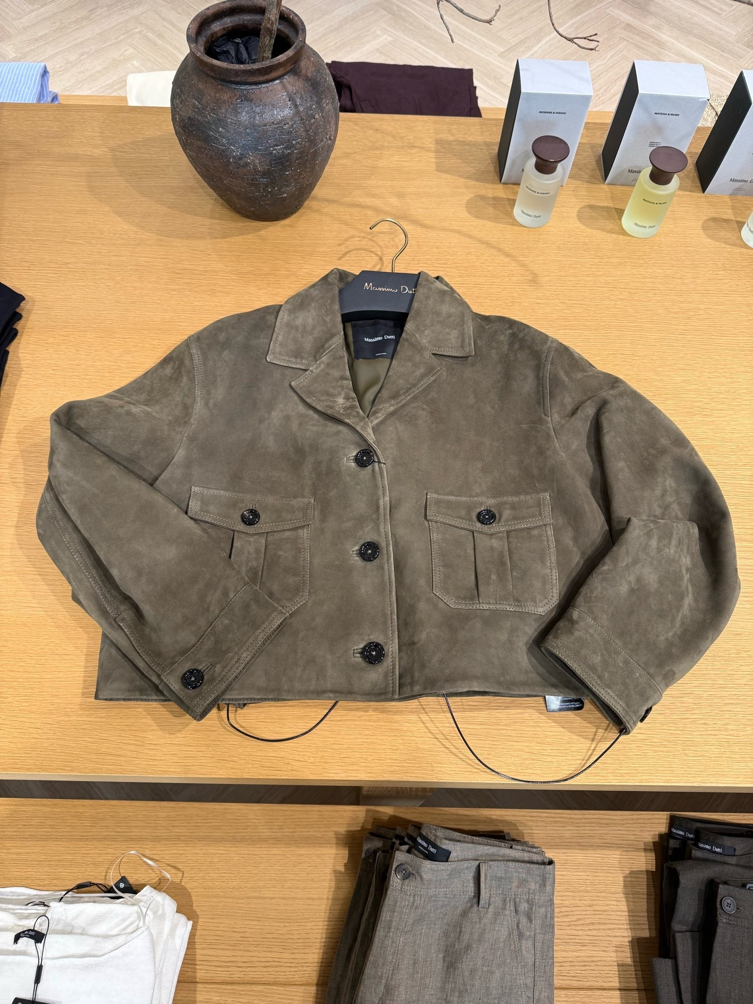 MASSIMO DUTTI SUEDE JACKET❤️‍🔥
Tags: khaki brown pocket detail trending real leather viral Zara spring layering city break style festival Parisian

#LTKspring