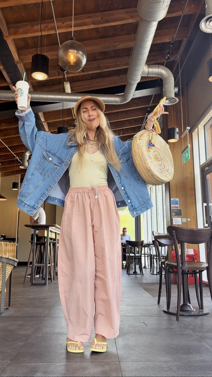 anyone clock Tim just chilling in the background 🤪🤙🏽 he’ll die inside when he sees this 🤭 comment SHOP 🔗 for trouser links ! or pop anything else you need in the comments section below ! xxxx

… had to take the new £20 ( currently 20% off £16 !! ) @tuclothing peach 🍑 trousers out for a obligatory @starbucksuk date didn’t i 🤪 

when i say these trousers are oversized i mean 👏🏽👏🏽👏🏽 love the fit ! and that perfect wipe clean parachute fabric ( perfect for all those sticky fingers iykyk right 🤭 )

wishing you all the best weekend my lovelies !! long may this 🌞 sunshine continue !! love y’all ! xxxxxxxx

#mumstyle #mumstyleuk #highstreetfashion #supermarketfashion #fitcheck