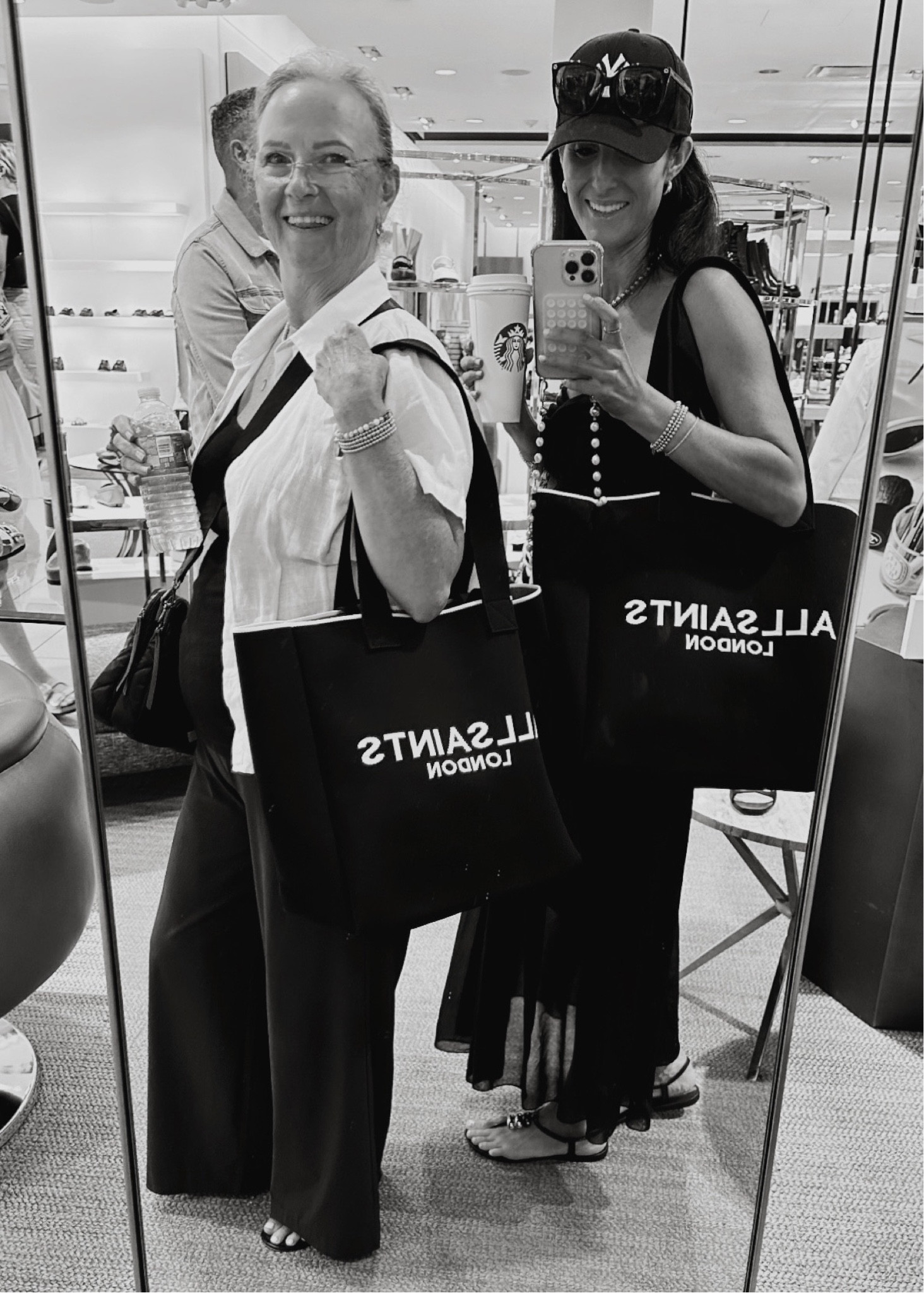 MALL WITH MAMA

Loving this new color on this tote bag! 🖤 #stylinbyaylin

#LTKItBag #LTKStyleTip #LTKTravel