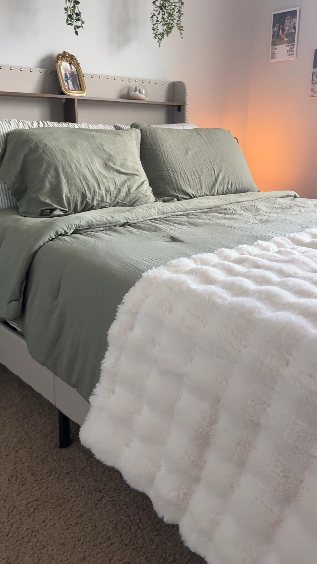 Teen room organization just got a serious upgrade… and I did NOT expect a bed frame to be the thing that finally fixed the mess.

It looks high-end with that upholstered fabric and nailhead trim, but the real win is the hidden storage drawers (with wheels 👏) and built-in headboard shelf that finally gives everything a place.

• #fyp
• #tiktokshopfinds
• #bedroommakeover
• #momlifehacks
• #organizationtips