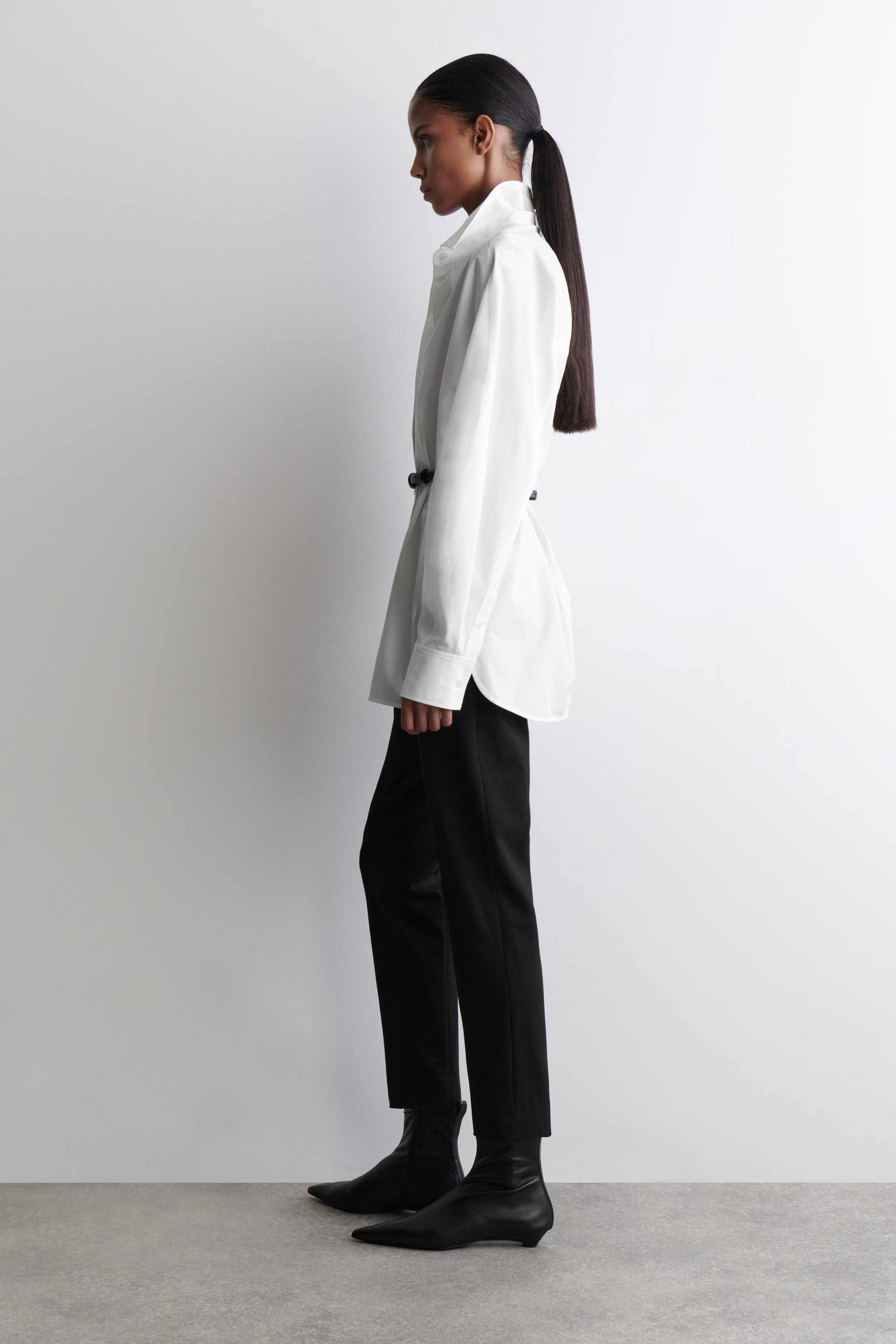 VERKÜRZTE HOSE MIT SCHMALEM BEIN - SCHWARZ | COS | COS (EU)