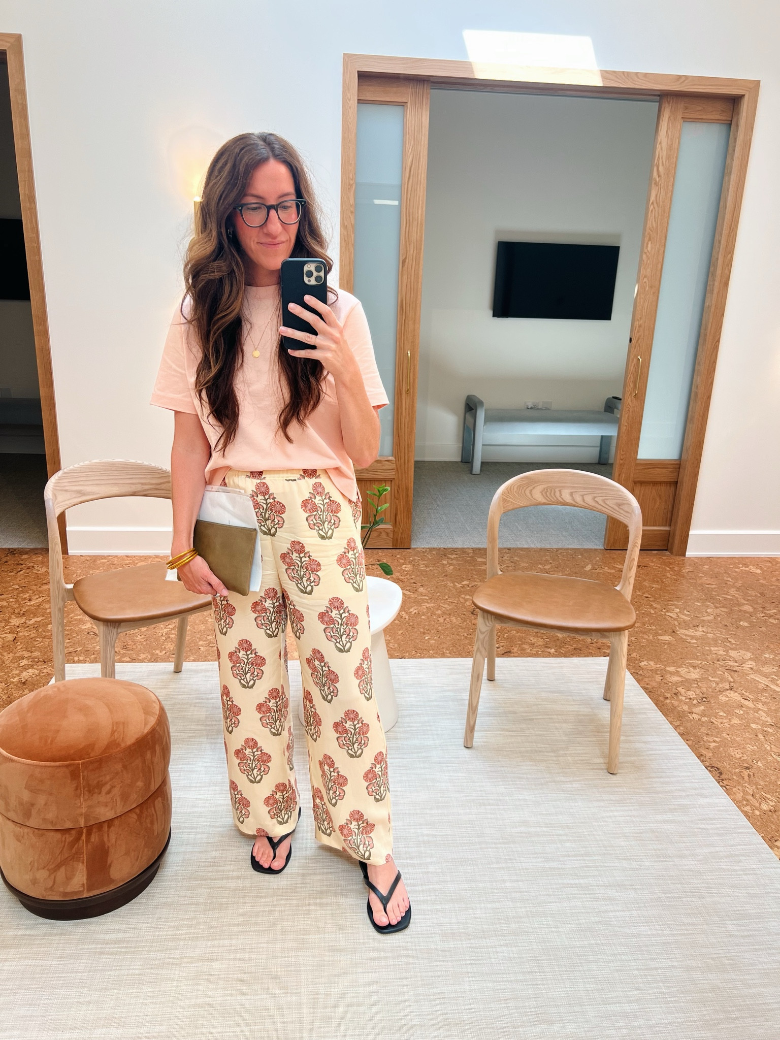 work ‘fit in the new office space! the weight & fit of this tee is so nice, and these pants have been a go-to this summer.