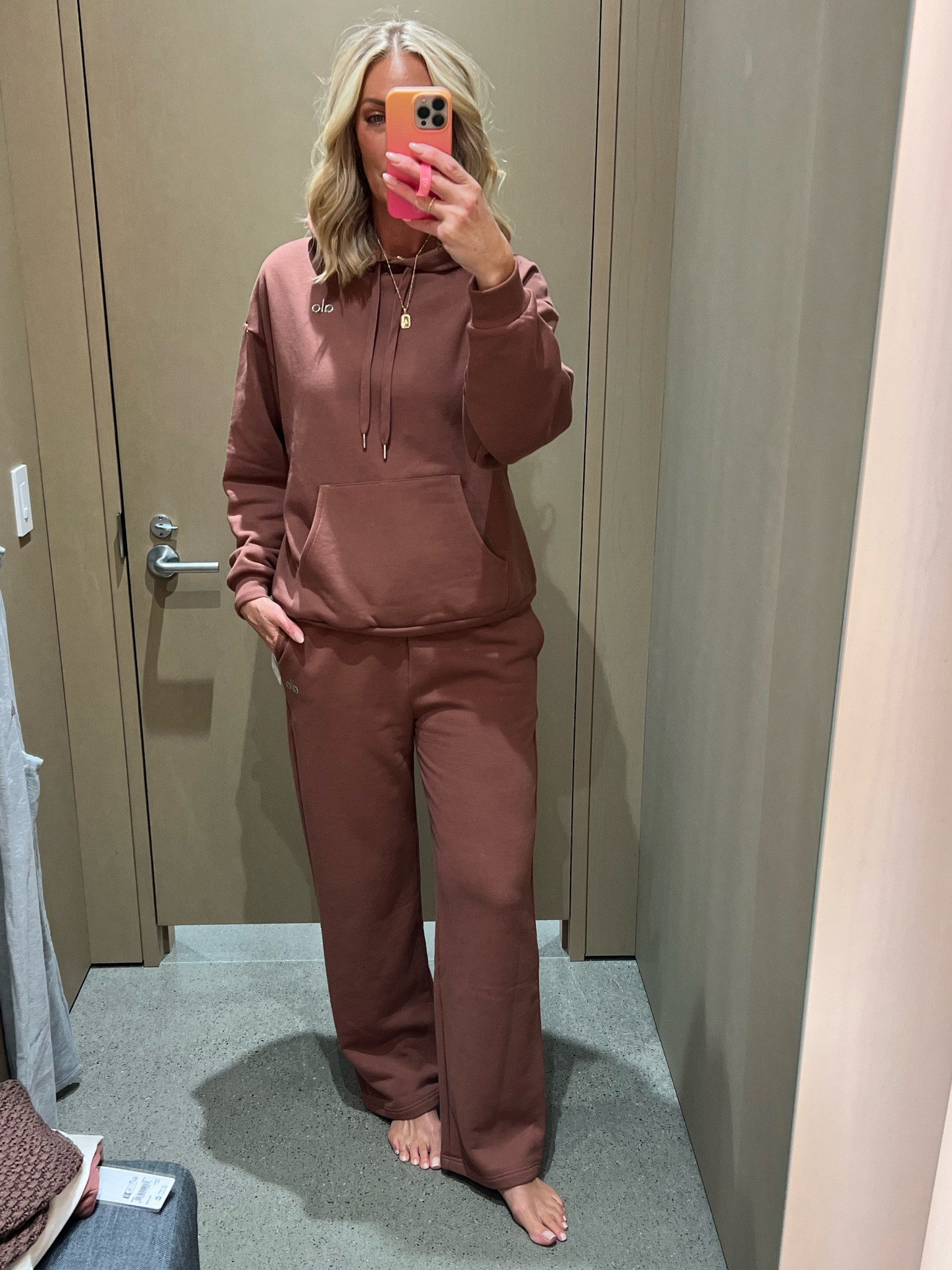 The most beautiful chocolate brown cozy set! Straight leg sweat pant w/ pockets and matching hoodie! Comes in several colors! 

#LTKMidsize #LTKTravel #LTKU