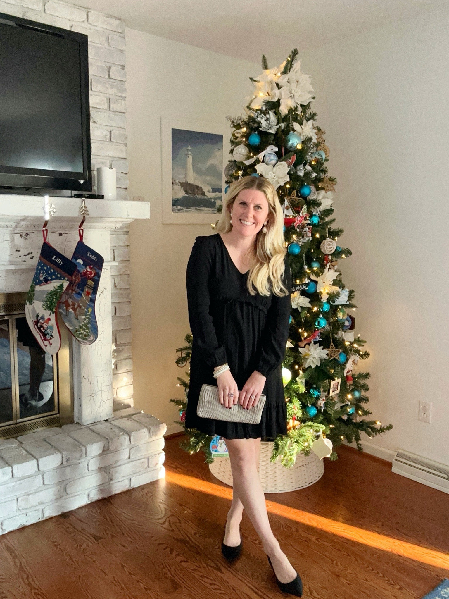 Holiday party look: classic little black dress 

Holiday dress, Christmas dress, Christmas party outfit, party outfit, black dress, black flats, classic style, timeless style 

#LTKSeasonal #LTKstyletip #LTKHoliday