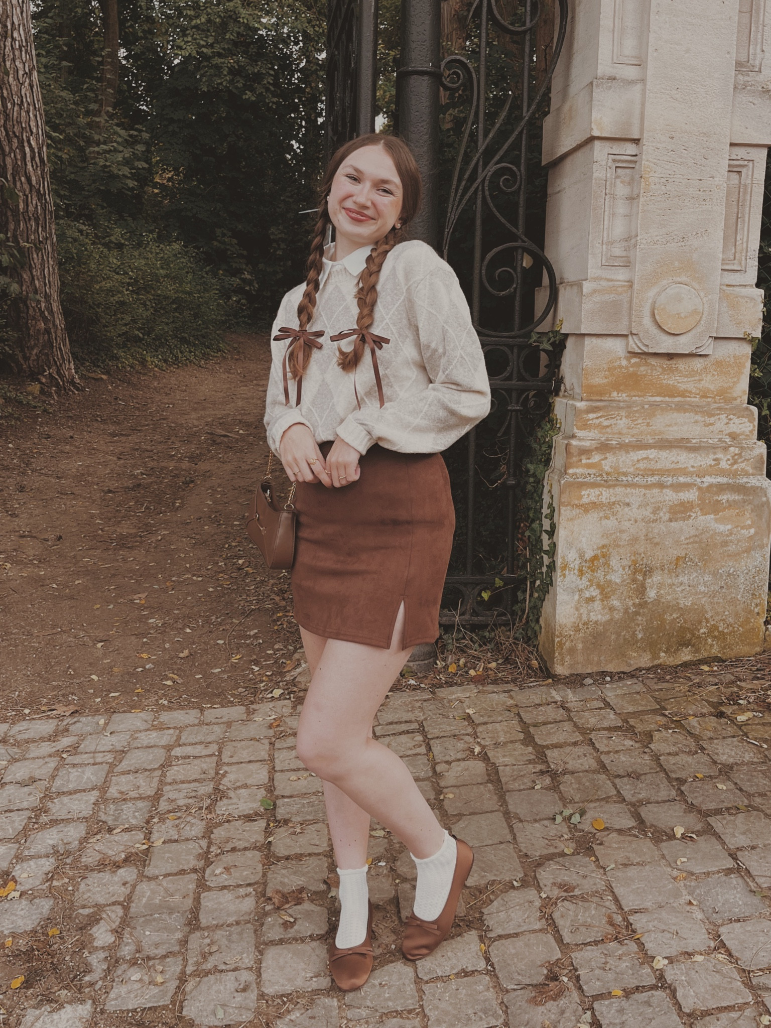 Argyle sweater print
Shirt collar
Brown skirt with slit
Ballerinas with bow detail
Hair bows 
Brown bag with horsbit detail

Light academia 
Light academia outfit 
Light academia style 
Light academia aesthetic 
Neutral outfit 
Autumn outfit 
Autumn fashion 
Autumn fashion inspo

#LTKFindsUnder100 #LTKHoliday #LTKSeasonal