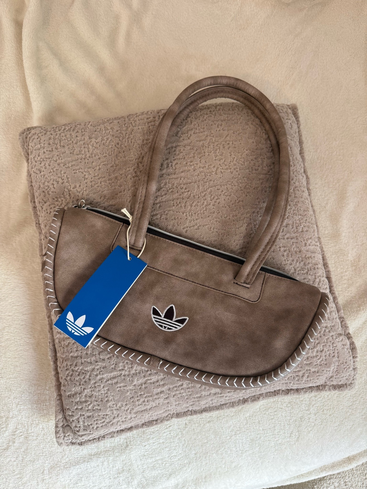 ADIDAS BOWLING BAG IN TAUPE SUEDE EFEFCT🤎

#LTKbag #LTKautumn
