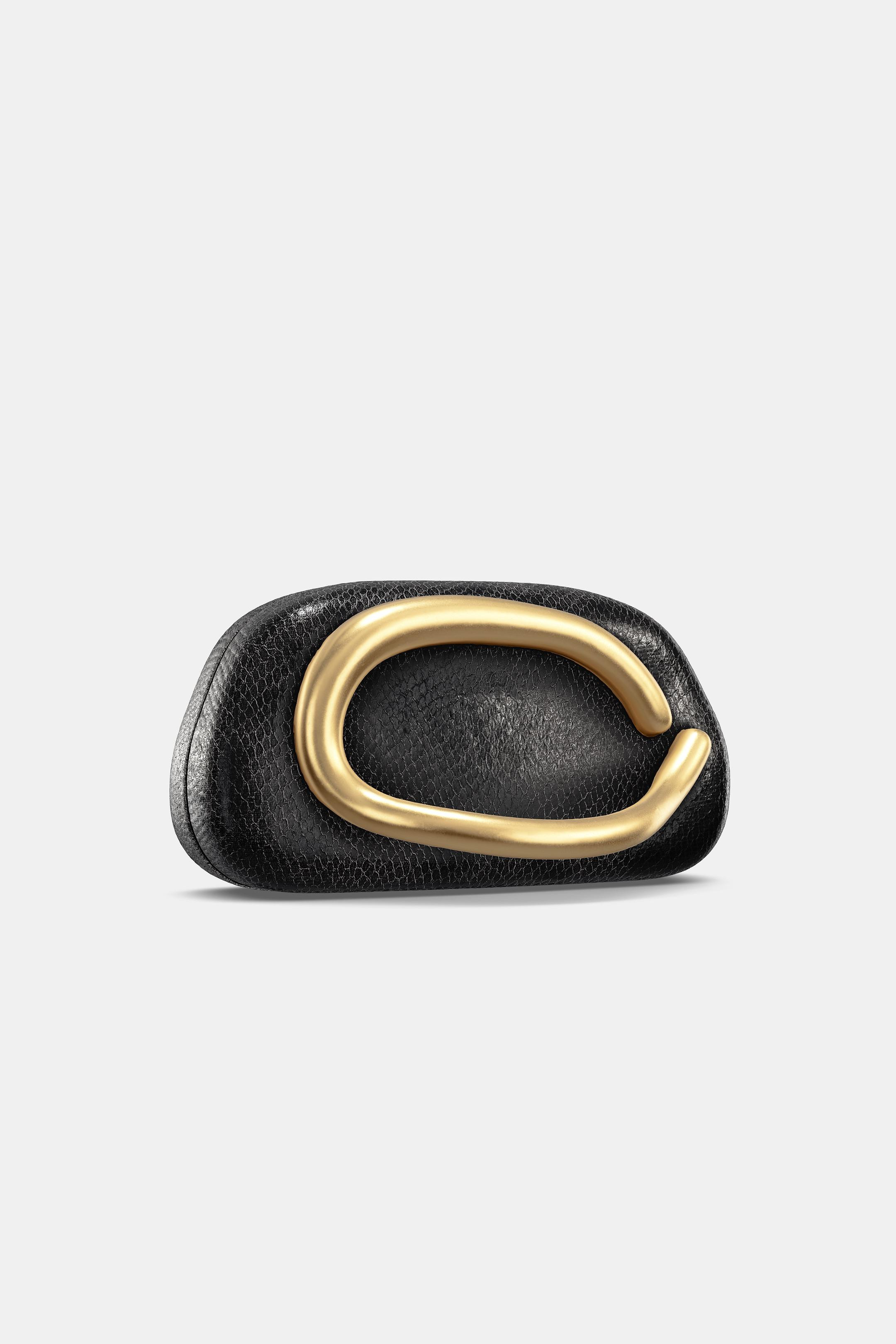 TEXTURED BOX BAG$ 79.90Black | 6662/610/800Add to cartAddBox bag with a raised pattern on the bod... | Zara US