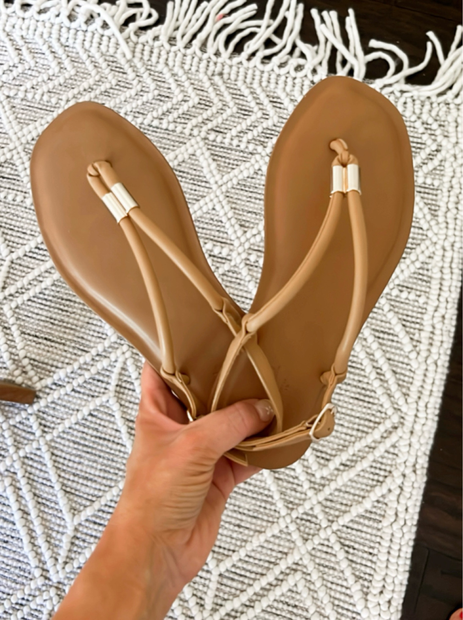 I love these sandals!! They’re so cute. Did my true size 7.5! They’re on sale for $20.

Target, target sandal, neutral sandal, target style, shoes, affordable shoes, sale 

#LTKSeasonal #LTKSummerSales