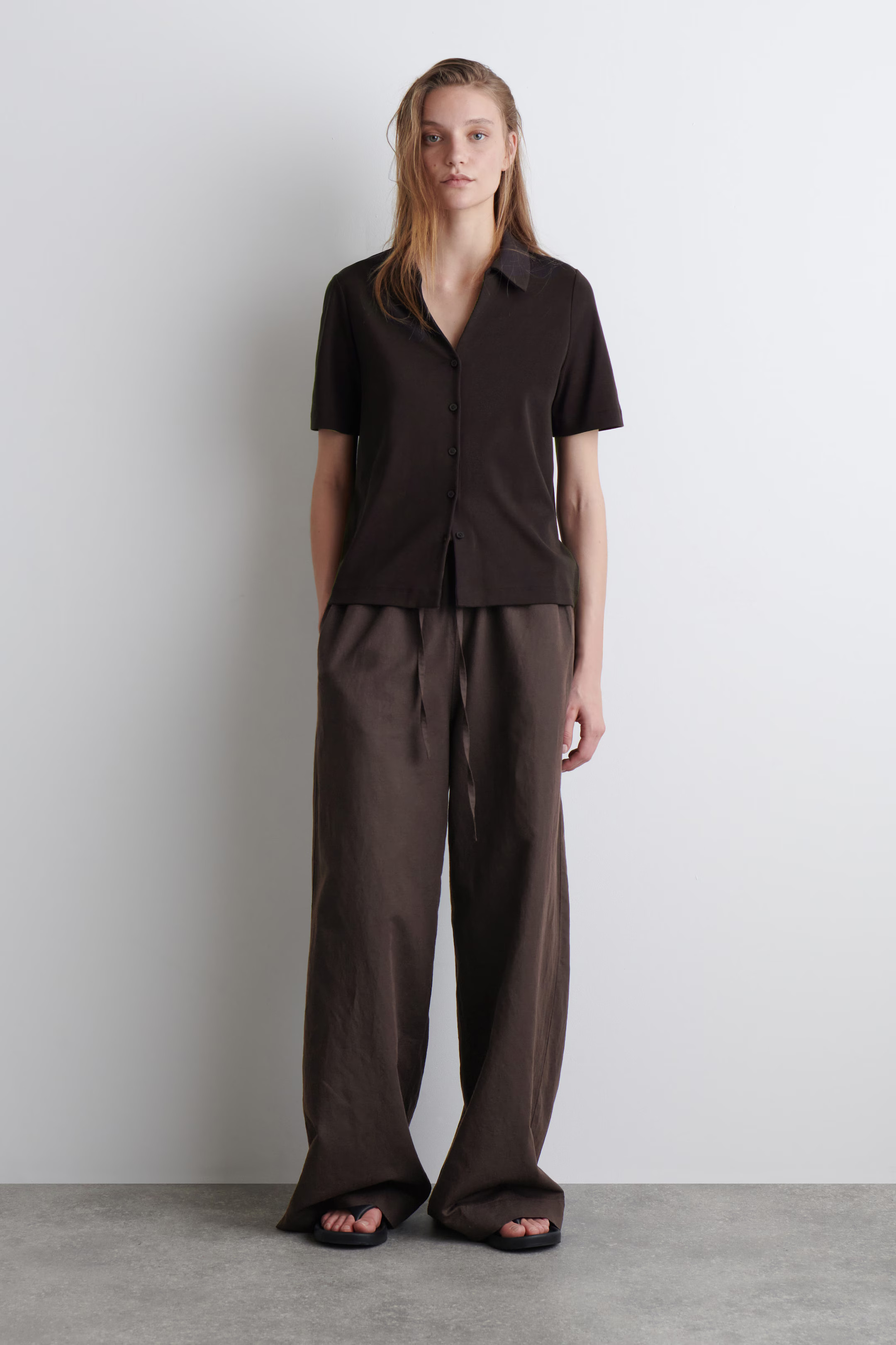 WIDE-LEG LINEN DRAWSTRING TROUSERS - DARK BROWN | COS GB | COS UK