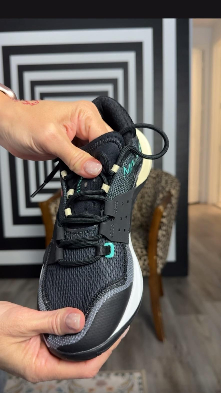Seguimos en la búsqueda del zapato ideal para hacer ejercicio en el gimnasio. Creo que hemos llegado a una opción bastante buena, el diseño es bonito, los zapatos son cómodos y son para entrenar, así que tenemos los tres puntos más importantes cubiertos con estos zapatos…
Sí, me gustaron, lo único que me quedaron un poco pequeños, así que los tengo que cambiar de talla.

Y a ti.. te gustaron?
Te leo
Chau chau ❤️ 