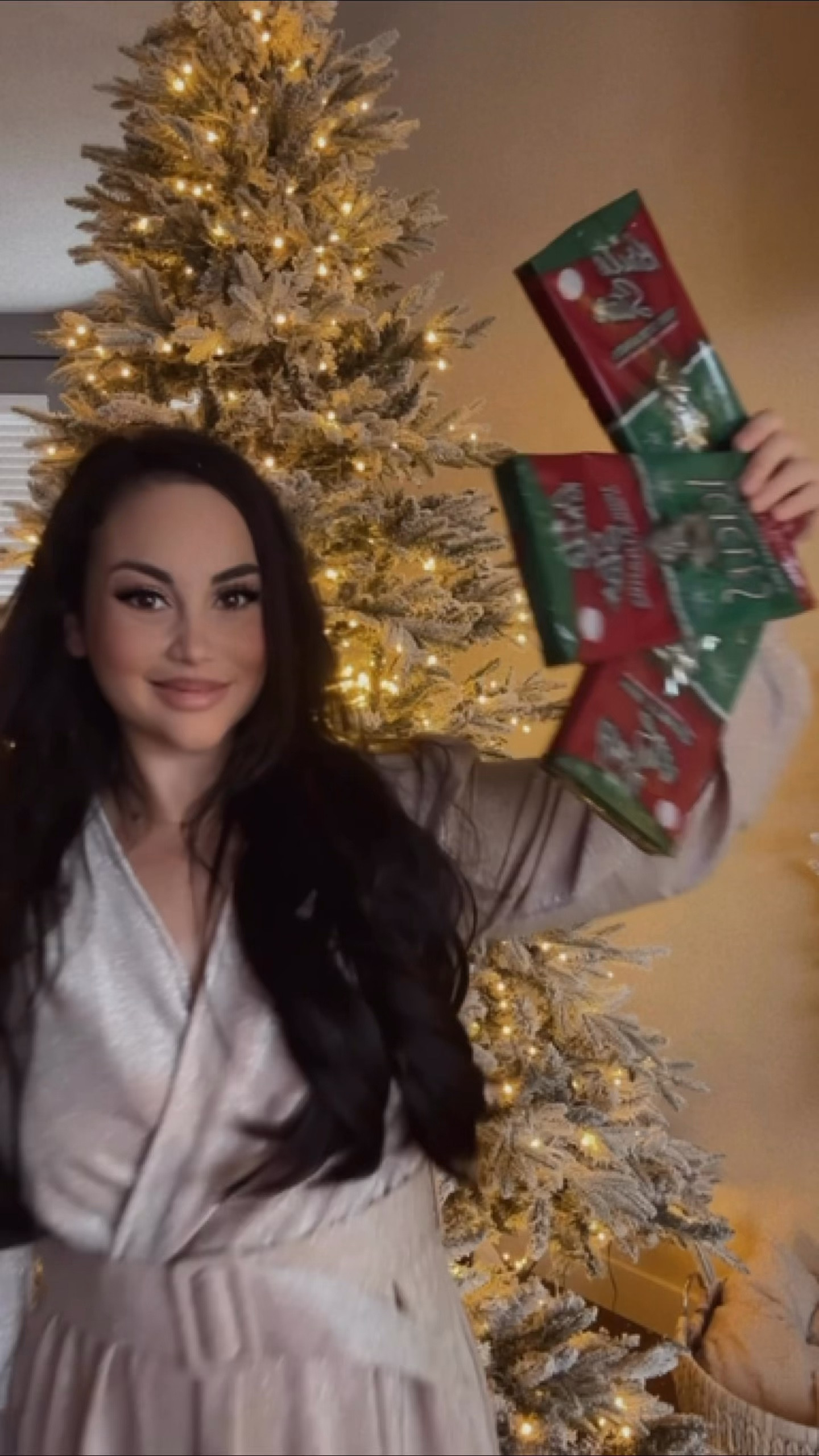 There’s something so special about decorating with your heart! Skipping the trends & going straight for the nostalgia. ❄️✨
This flocked tree dressed in tinsel brings me right back to the magic of childhood! The simple sparkle, the cozy glow, all of it. 🤍🎄

Comment “Shop” to get the links sent straight to your inbox 🫶🏻

















.
.
.
.
.
#christmasdecor #holidaydecor #holidayseason #holidaylights #christmastree #christmastreedecorating 

#LTKHoliday #LTKGiftGuide #LTKSeasonal