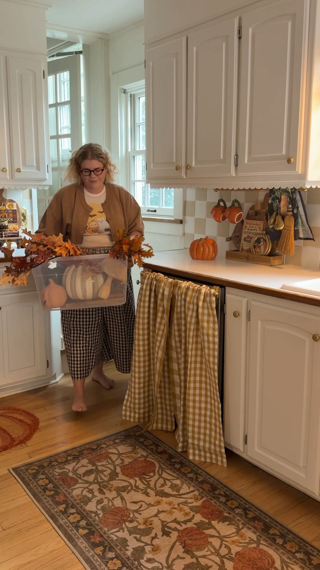 Fall decorating in the kitchen 🎃🍂 #falldecor #kitchen