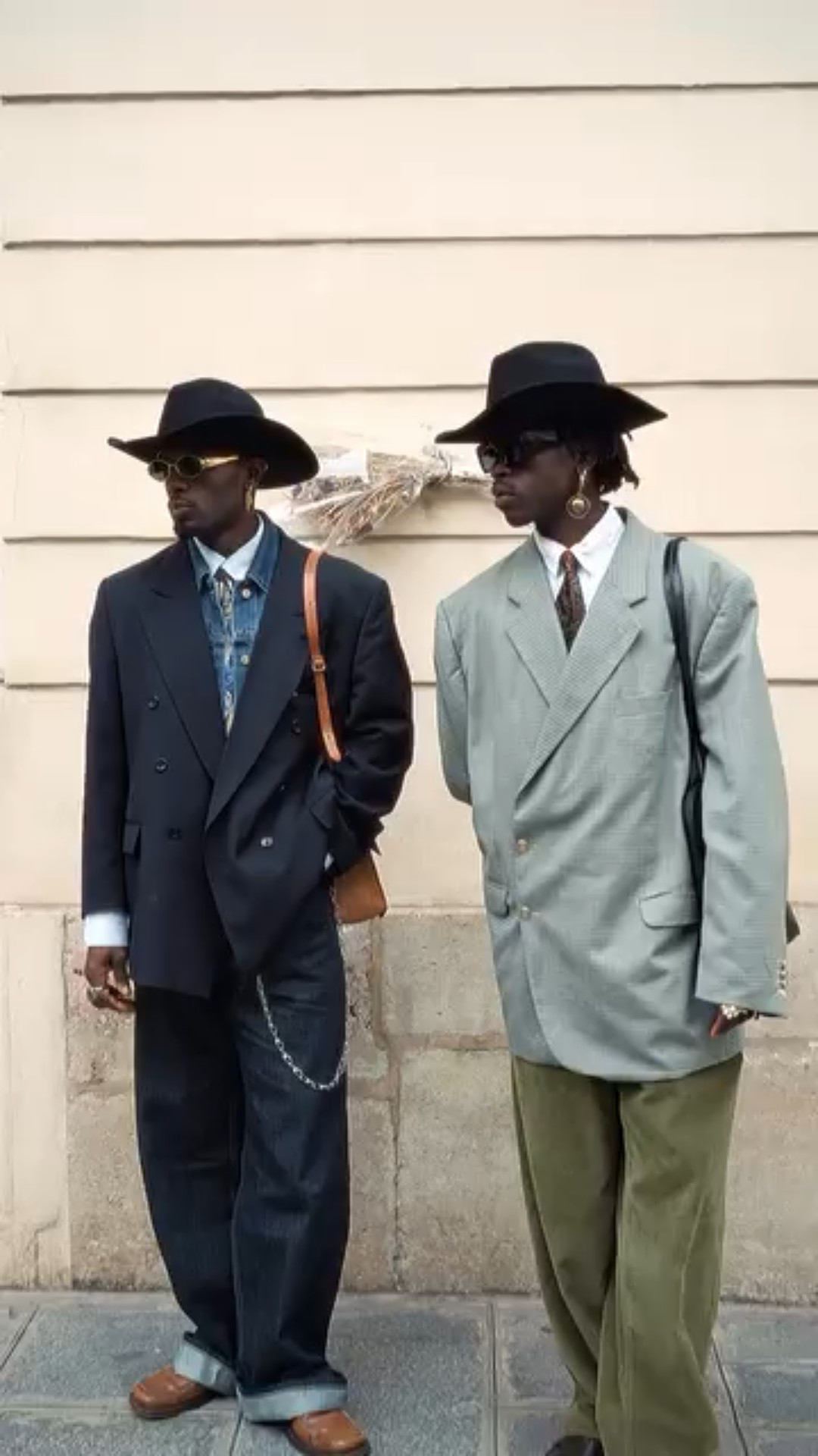 attenzione @parisfashionweek 

🎥 @dominik_hoang 

#akikuma #congolese #dandy #blackkings #paris #fashionweek #vintage #paparazzi #streets #crowd