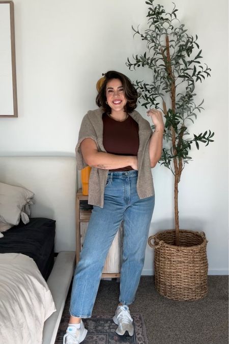 Easy comfortable and casual mom outfit for running errands, brunch, or day out with the kids.
Chic but casual look
Mom jeans


#LTKmidsize #LTKstyletip #LTKSeasonal