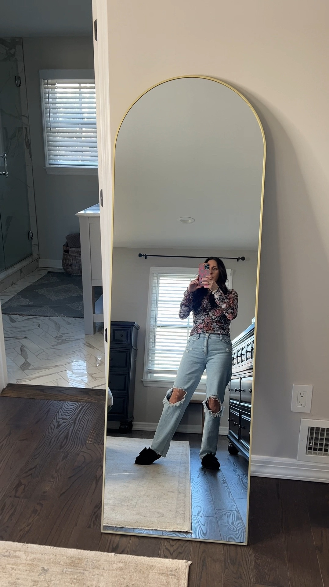 Large gold floor mirror

Floor mirror, arched mirror, arch mirror, comes in black, gold and silver. On major sale! 

#LTKSaleAlert #LTKHome #LTKFindsUnder50