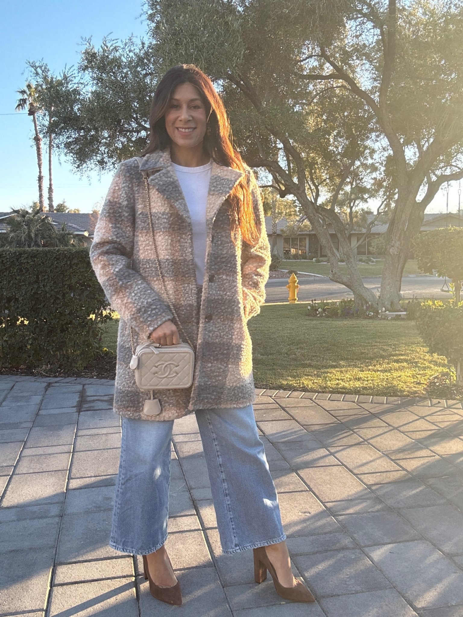 Winter neutrals with a pop of plaid ✨ Loving this cozy coat paired with wide-leg denim and classic heels for an effortlessly chic vibe. 💕 #OOTD #WinterStyle