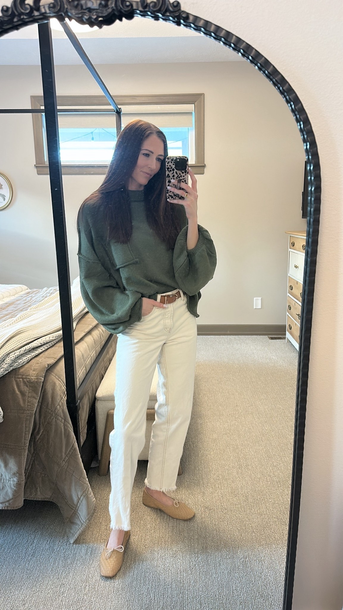 Oversized sweater
Cream straight leg jeans
Brown belt
Woven flats


#LTKootd