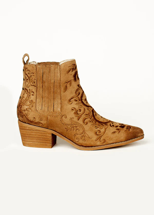 Chelzea Boot in Nutmeg | Joyfolie