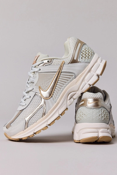 Nike Women's Zoom Vomero 5 Sneaker | Urban Outfitters (US and RoW)