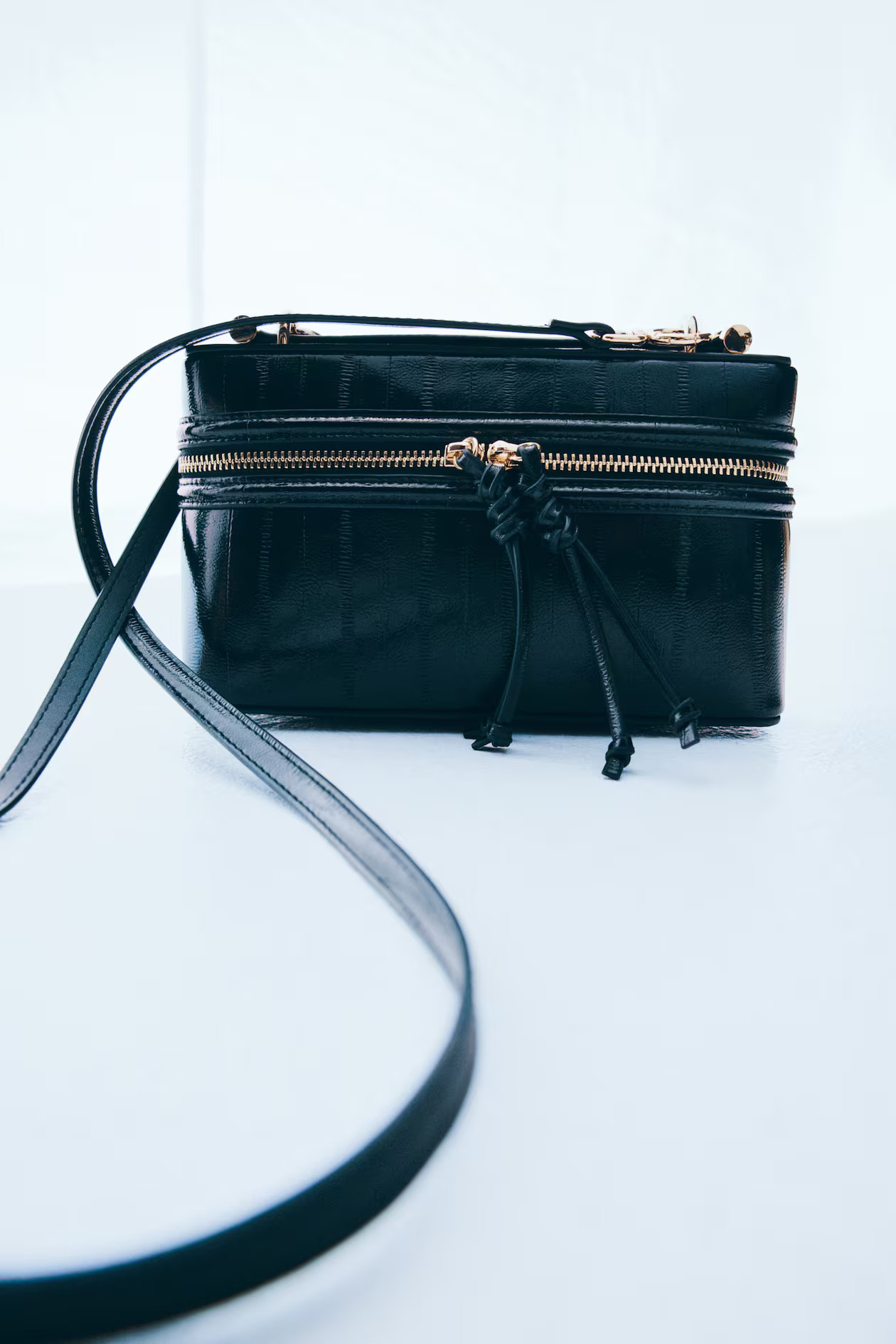 Knot-detail crossbody bag | H&M (UK, MY, IN, SG, PH, TW, HK)