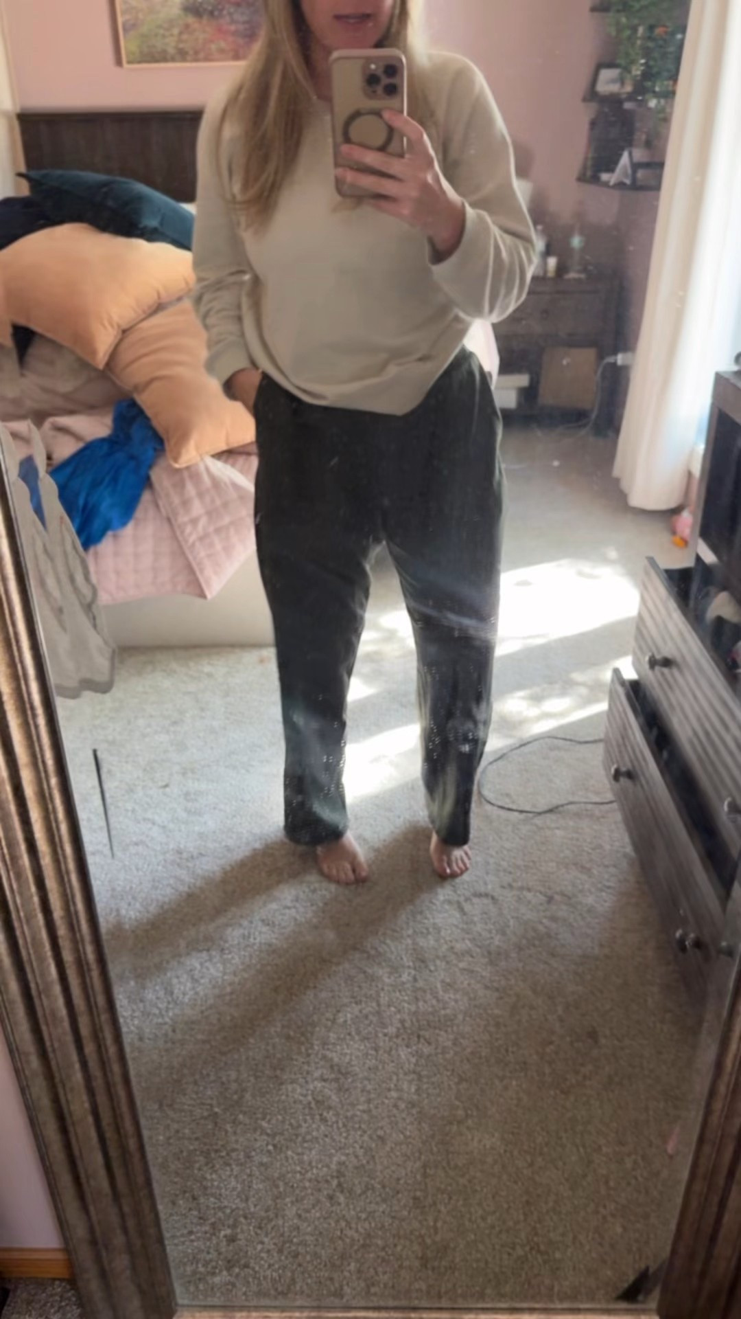 Barrel leg hunter green sweatpants from Old Navy. Perfect for fall! 

#LTKSeasonal #LTKFindsUnder50 #LTKMidsize