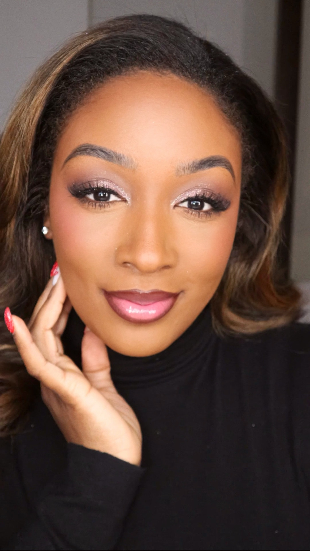 If makeup still feels confusing, here’s your step-by-step beginner makeup tutorial ✨ 

Makeup used In Video👇🏾 
 

@lancomeofficial SUPRA SCREEN INVISIBLE SERUM SUNSCREEN SPF 50+
@tatcha The Water Cream
@milanicosmetics CONCEAL + PERFECT LONGWEAR CONCEALER Shade Warm Almond
 @onesize Turn up the base Full On Beat Shade 25N
 @givenchybeauty Prisme Libre Skin Caring Concealer Shade N390
@hudabeauty Easy Bake Setting Powder Shade Kunafa & Cinnamon Bun
 @fentybeauty Sun Stalk’R Bronzer Shade Mocha Mami
@tower28beauty Get Set Shade Feliz
@patricktabeauty Major Dimension Essential Artistry Edit Shade Deep
@maybelline Lifter Liner Shade Cross The Line, Huda Beauty Faux Filler Shade She Flirty

#beginnermakeup #makeuptutorial #makeupforbeginners #everydaymakeup #blackgirlmakeup
