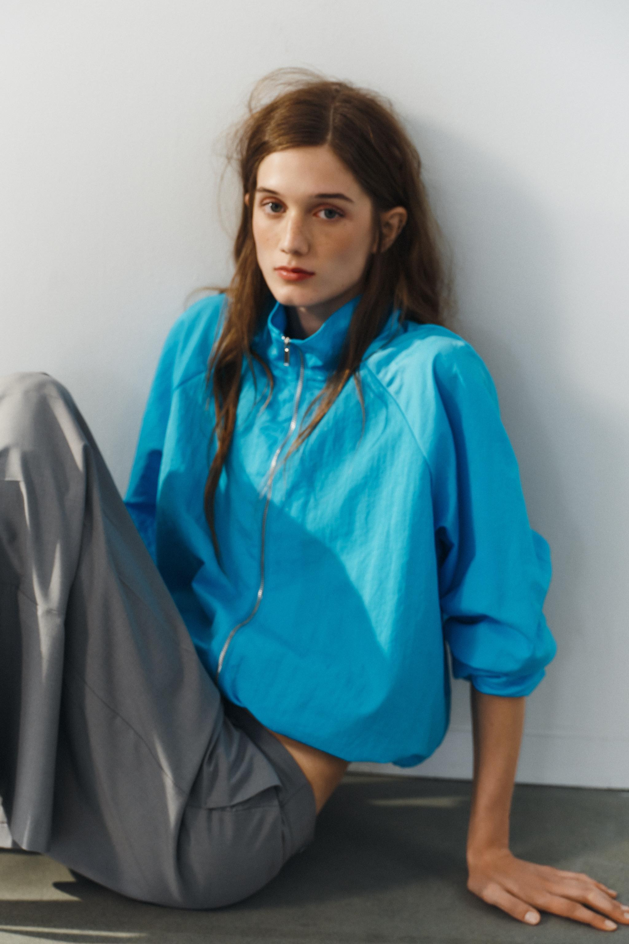 Jacket with a high collar and long raglan sleeves. Featuring an adjustable hem with an elastic dr... | Zara IT