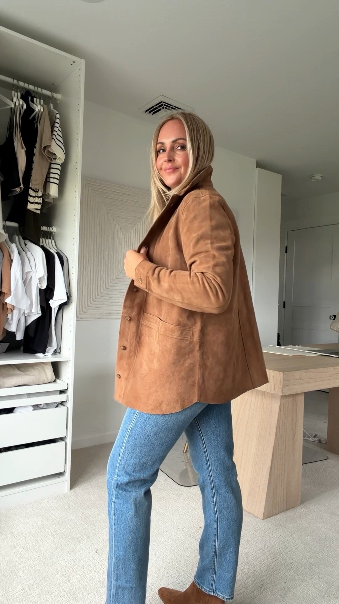 Styling my new @levis denim for fall. Classic straight leg with a little stretch!

Wash is Invest access
I take my larger size in these they are a little snug!

#levispartner @levis