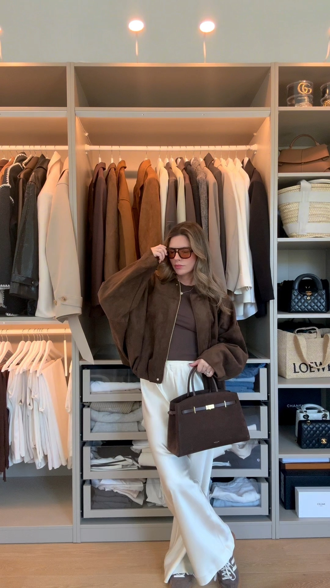 Fall neutrals I’ll be living in 🍂🤎
• Suede bomber jacket – oversized fit, so soft and easy to layer
• Ribbed tank – the perfect brown base
• Wide-leg cream trousers – effortless and comfortable
• Brown sneakers – casual but still elevated
• Structured tote – ties everything together🤎🤎