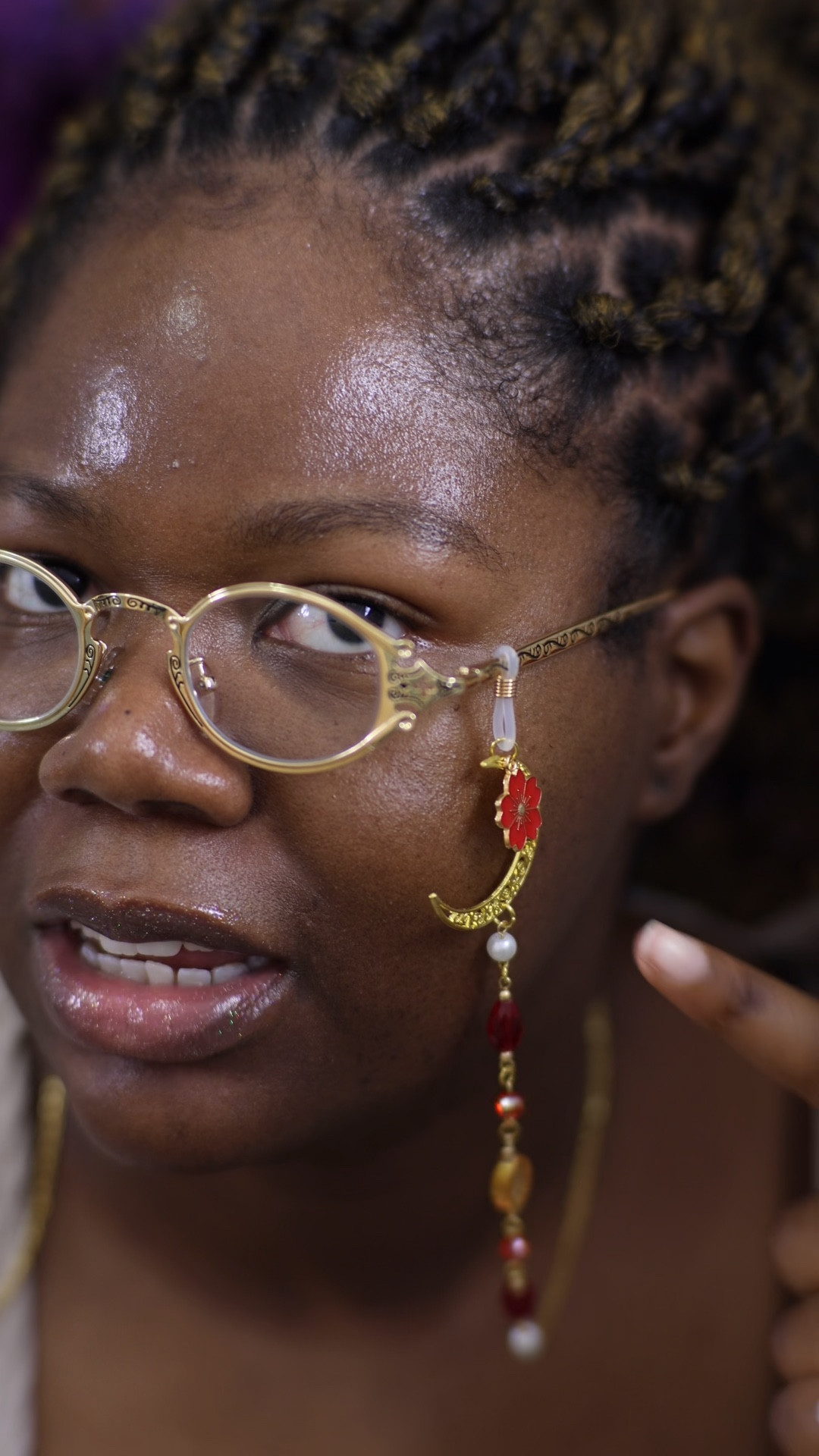 A little obsessed with glasses chain 🙈 #glasses #glasseschain #accessories 
