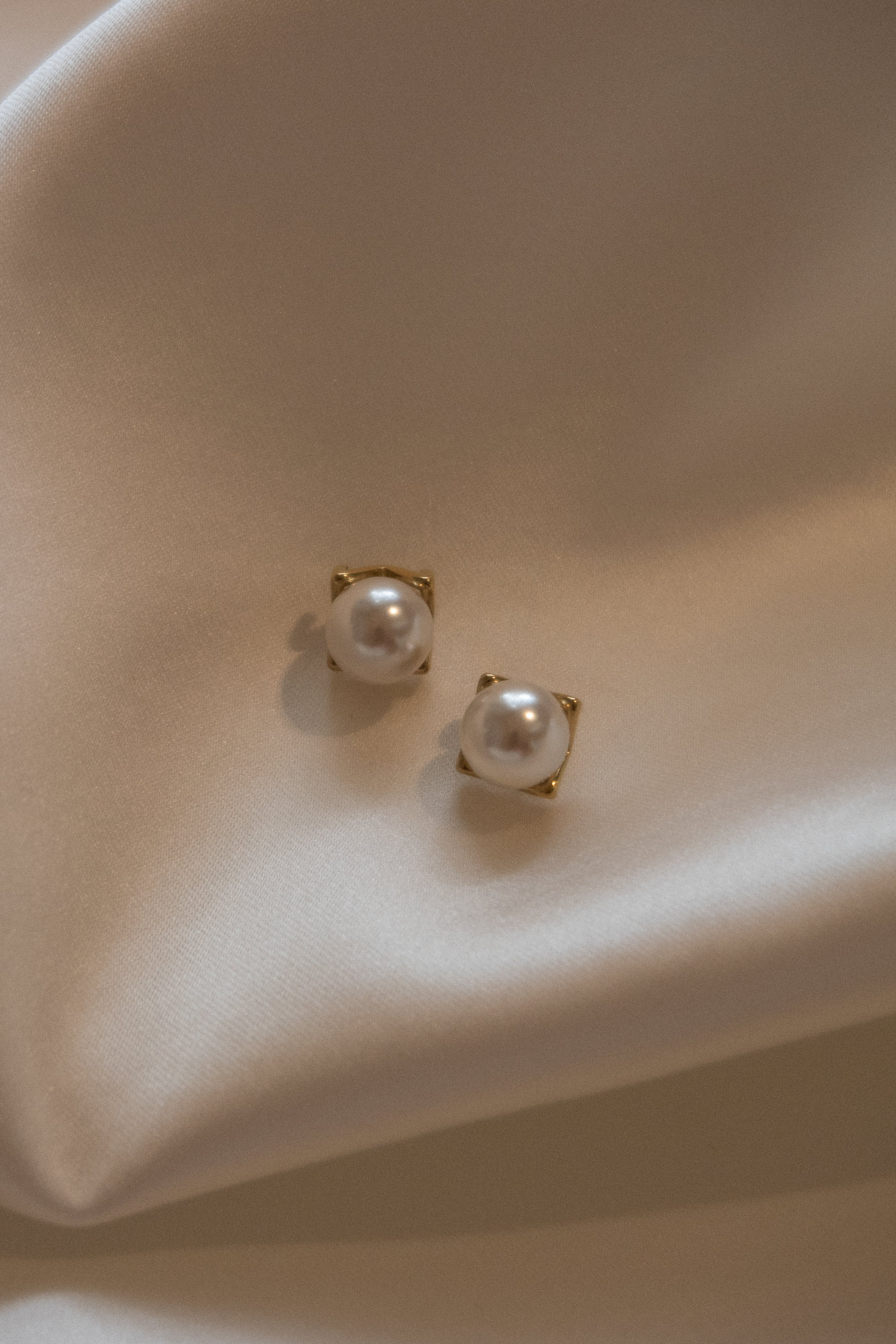 Lovestruck Pearl Earrings - Gold | MESHKI US