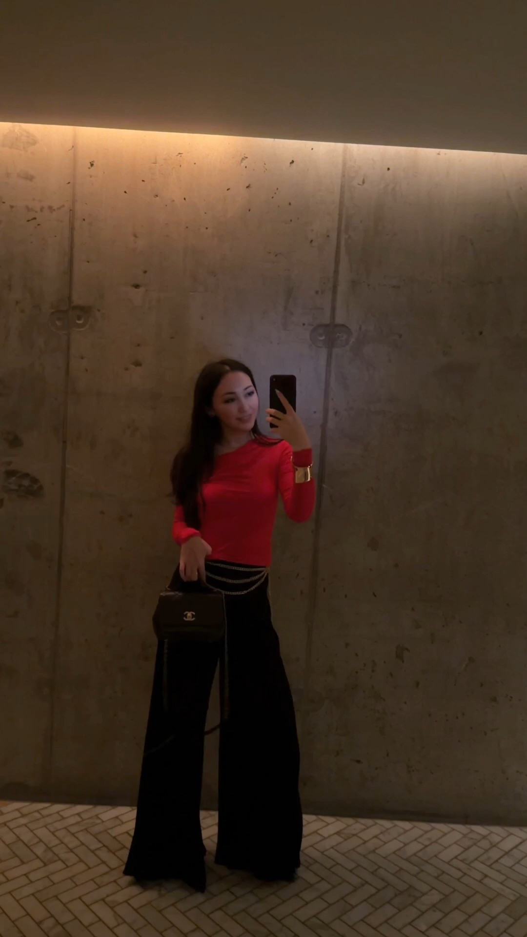 Pants Zara. I got them 7 years ago 
Bracket  : Amazon 
Chain : Amazon 
Bag : Chanel 
