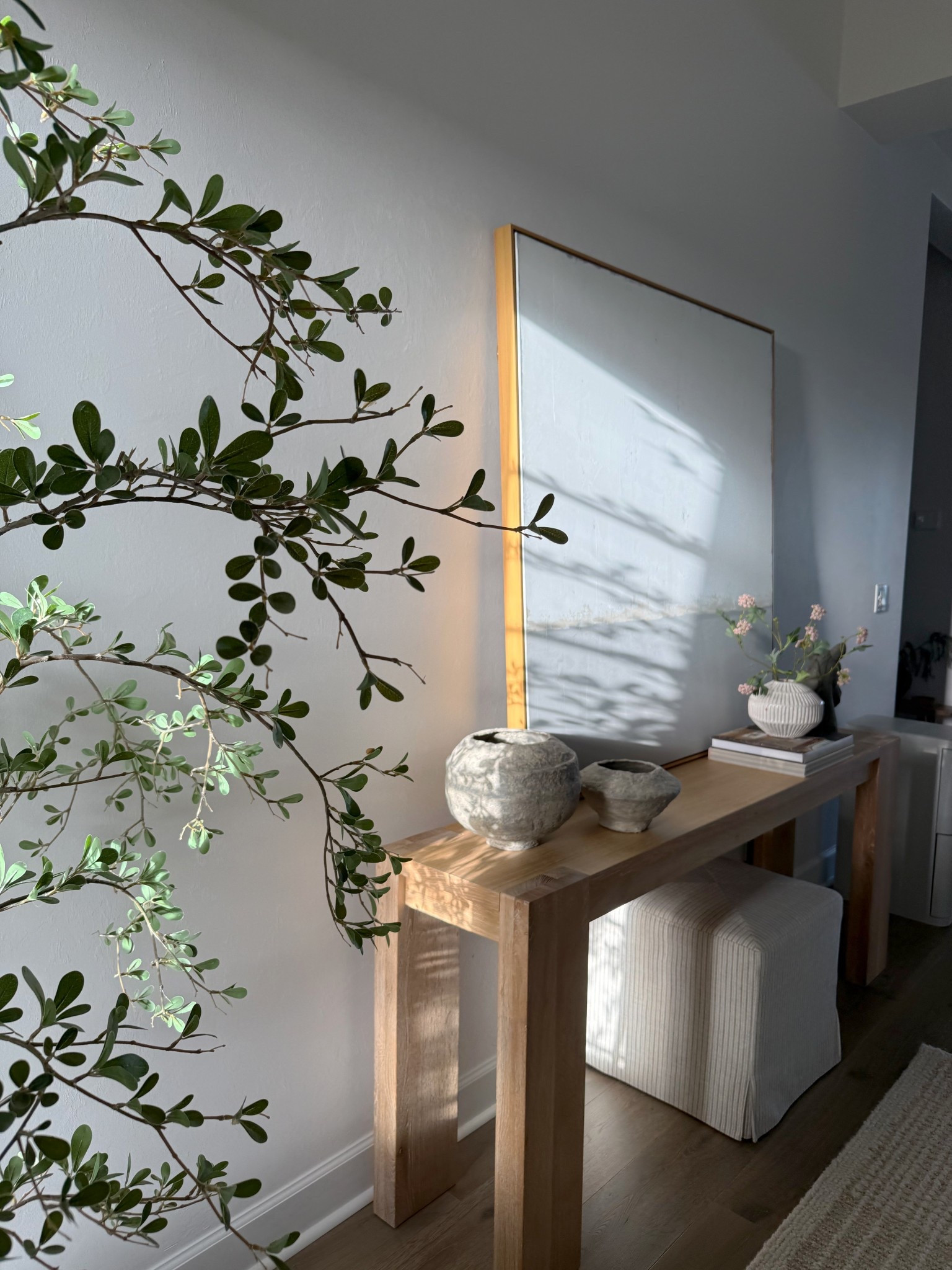 Morning views form my entryway ☺️





#entryway #homedecor #neutralhome #consoletable #decorativebowls #organicmodern #springdecor #abstractartwork #homedecorbooks 

#LTKHome