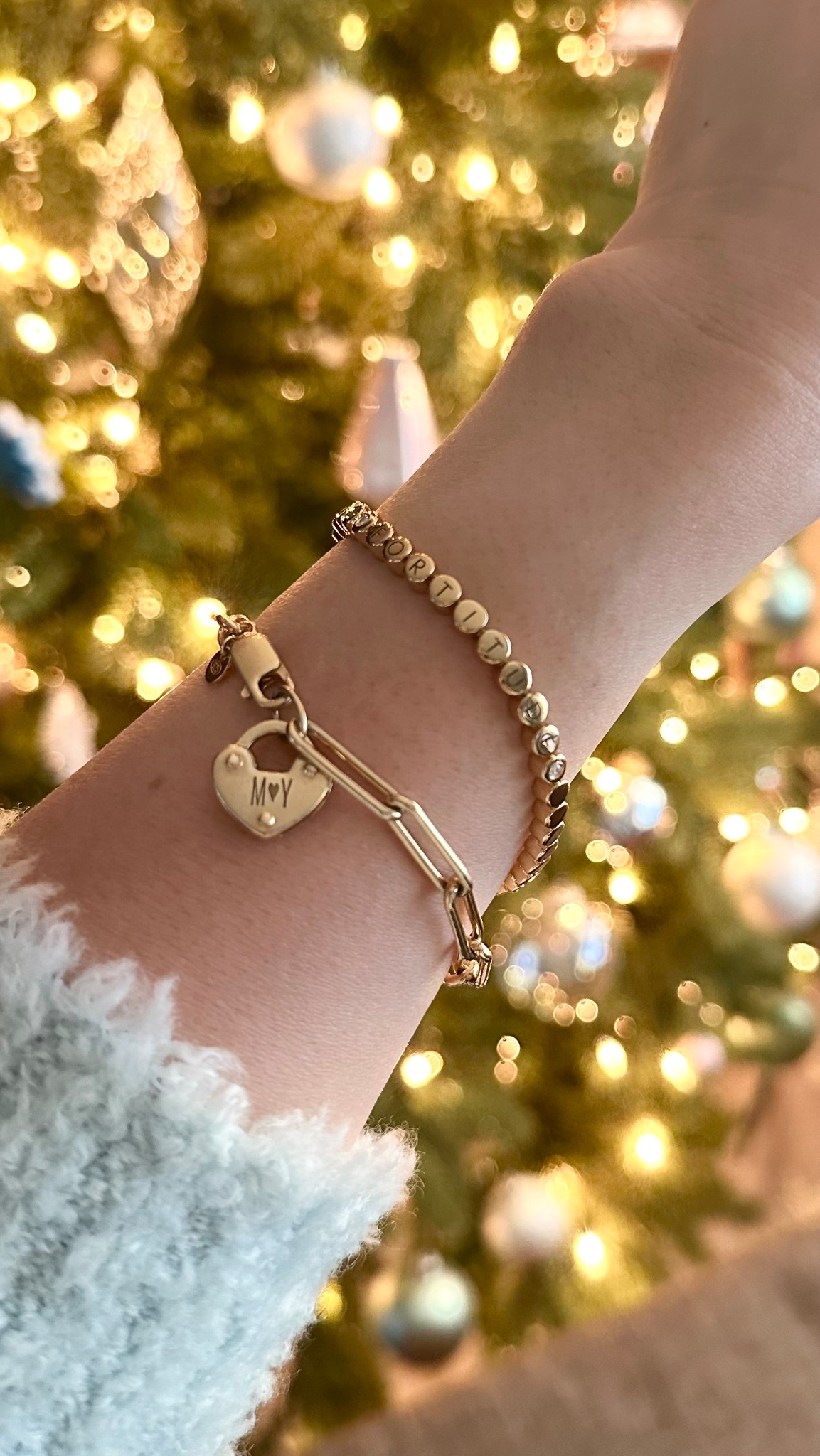 Obsessed with this sparkly Oak & Luna bracelet ✨
Engrave up to 10 letters + add diamonds for that elevated, everyday shine 💎


#OakAndLuna #JewelryLove #SparkleSeason #PersonalizedJewelry #EngravedBracelet #GiftIdeas #HolidayGifts #LTKFinds #LTKHoliday #LTKJewelry #ShinyThings #EverydayJewelry

#LTKGiftGuide #LTKHoliday #LTKCyberWeek